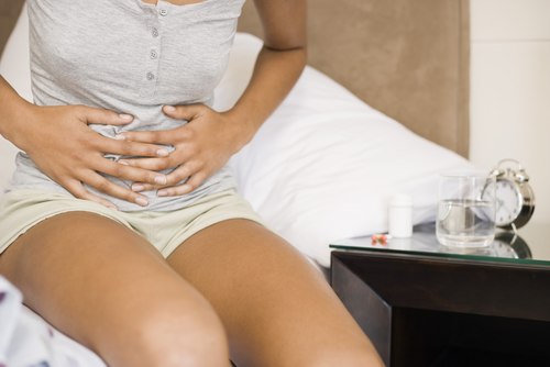 Khi thấy biểu hiện đau vùng bụng dưới chị em nên đi kiểm tra