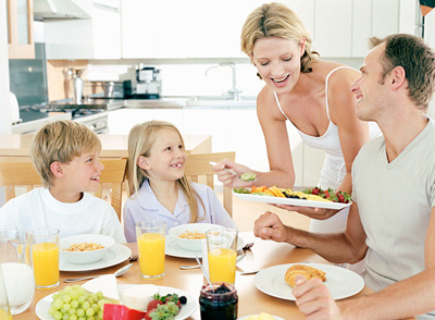 tranh-an-trai-cay-trong-cung-bua-an